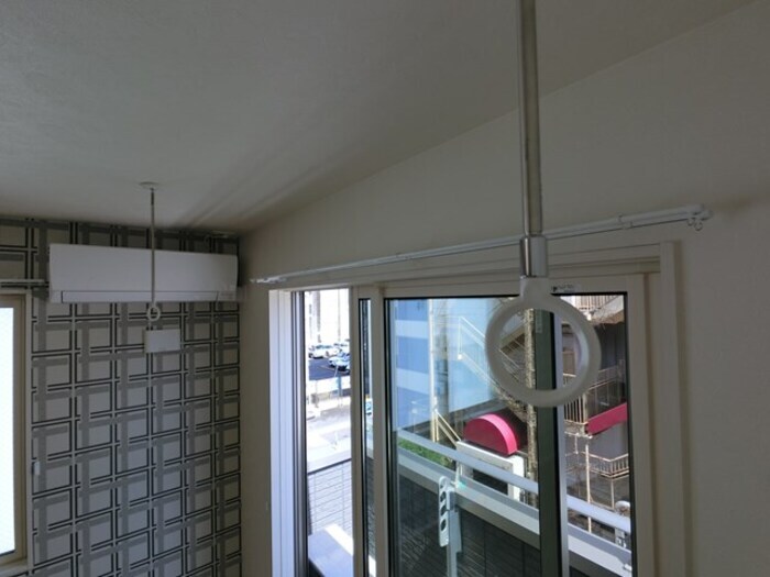 物件内観写真18　(室内物干しとエアコン)