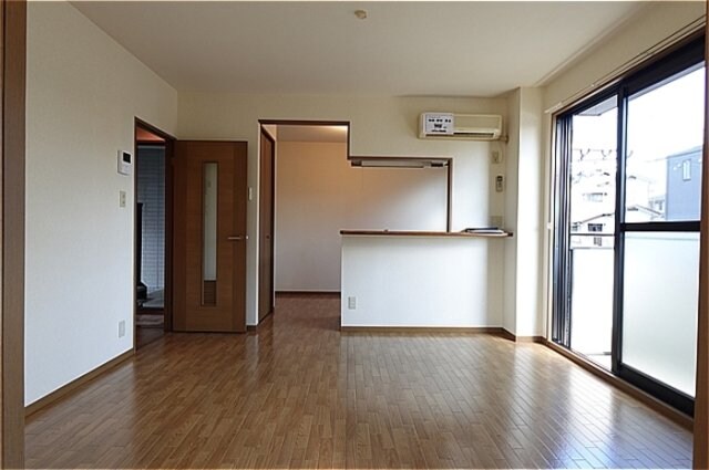 物件内観写真4　(居室・リビング)