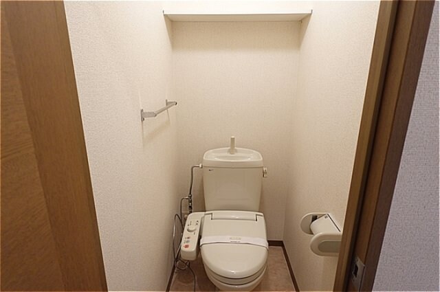 物件内観写真9　(温水洗浄暖房便座のトイレ)