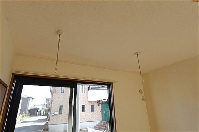 物件内観写真15　(和室・室内物干し)