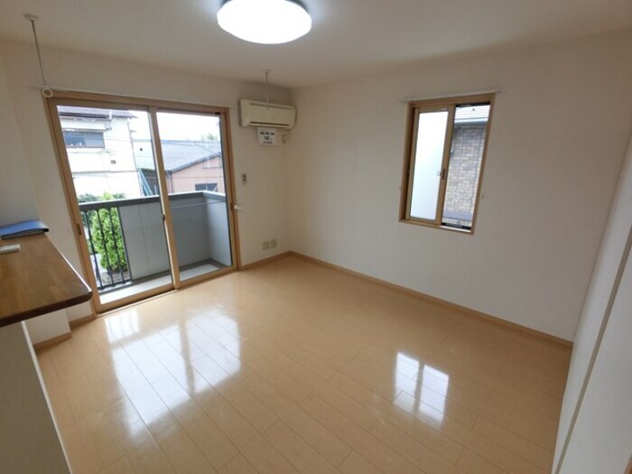 物件内観写真3　(リビング エアコン、照明器具、室内物干し付き)