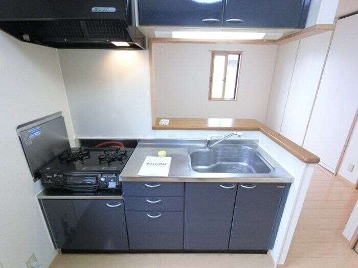 物件内観写真4　(対面キッチン 2口ガスコンロ、収納物入付き)