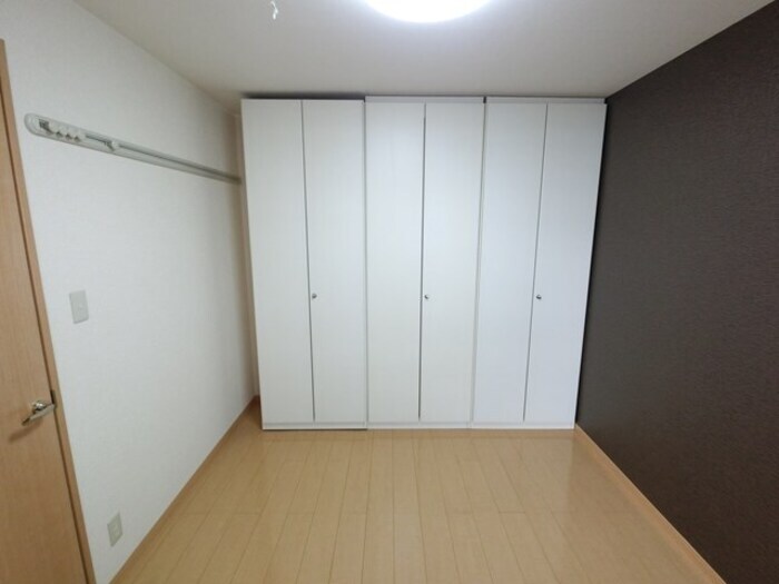 物件内観写真6　(洋室 照明器具、ハングバー、収納物入付き)