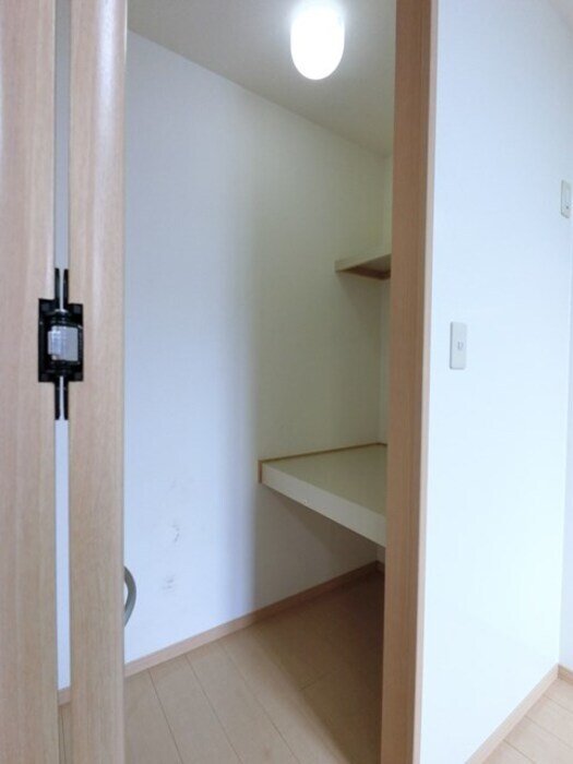 物件内観写真16　(キッチン 収納物入)