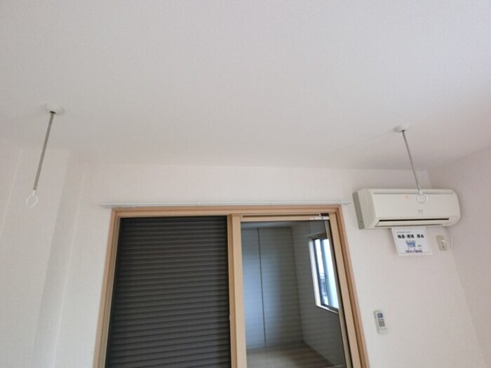 物件内観写真17　(リビング エアコン、室内物干し)