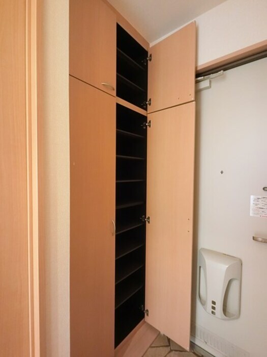 物件内観写真18　(玄関 シューズボックス)