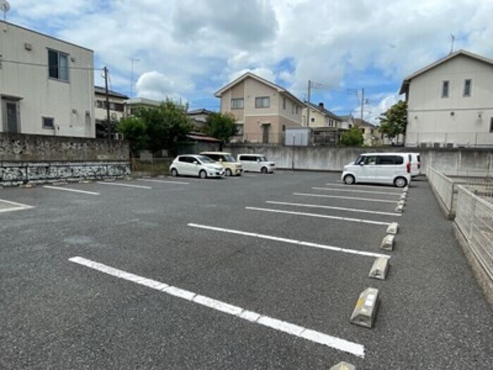物件外観写真2　(駐車場)