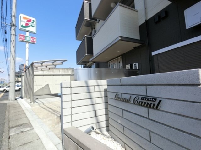 物件外観写真3　(エントランス（隣がコンビニです）)