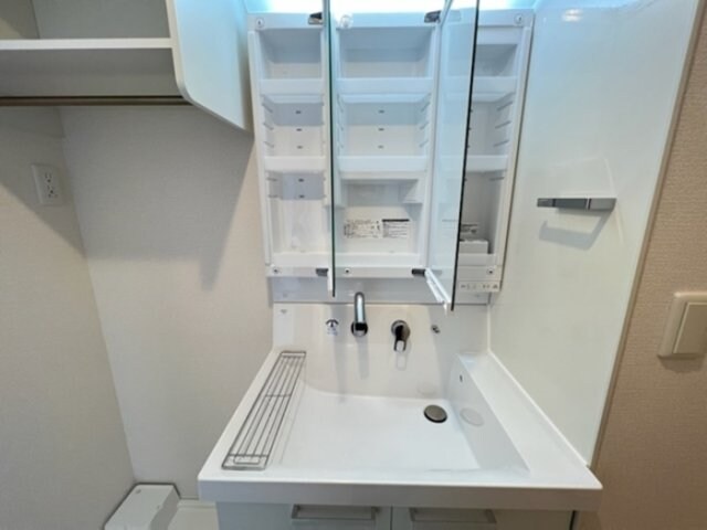 物件内観写真15　(洗面台・鏡裏 収納)