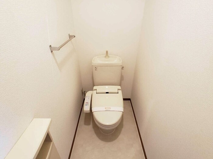 物件内観写真11　(温水洗浄暖房便座のトイレ)