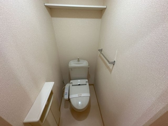 物件内観写真11　(温水洗浄暖房便座のトイレ)