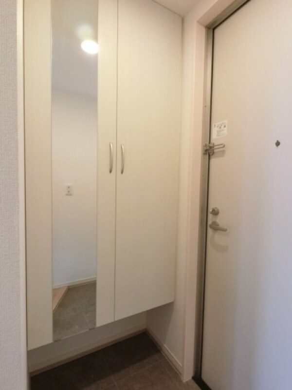 玄関(鏡付きシューズボックス)