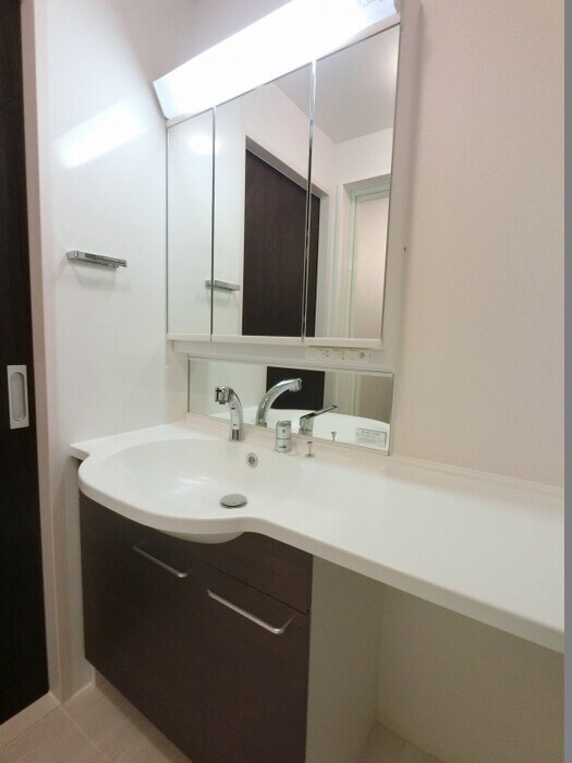 物件内観写真11　(三面鏡（整理棚付き）カウンター洗面台)