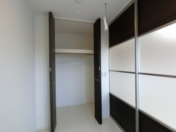 物件内観写真13　(洋室・収納)