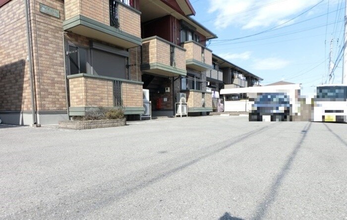 物件外観写真2　(駐車場)