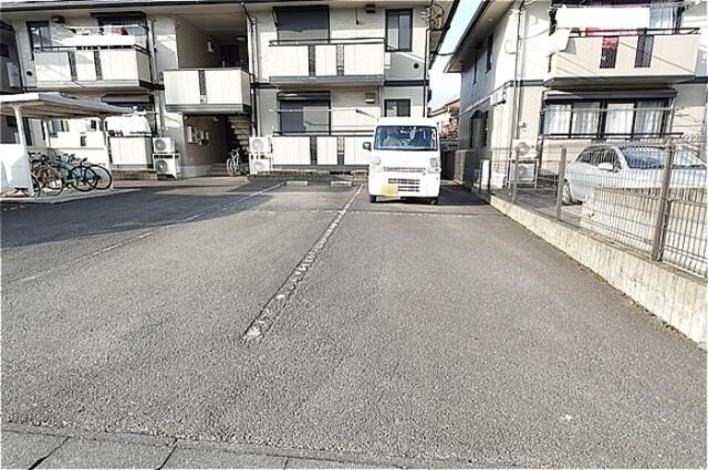 物件外観写真2　(駐車場)