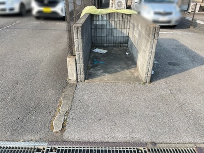 物件外観写真4　(敷地内アパート専用ゴミステーション)