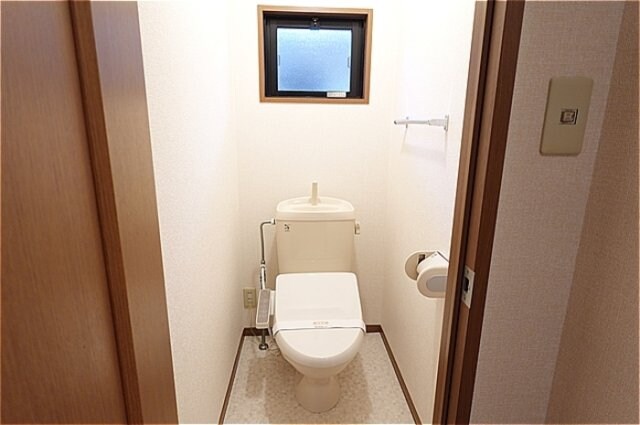 物件内観写真12　(温水洗浄暖房便座のトイレ)