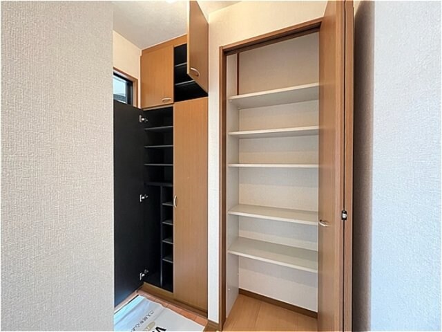 物件内観写真14　(玄関トールサイズのシューズボックスと収納棚)