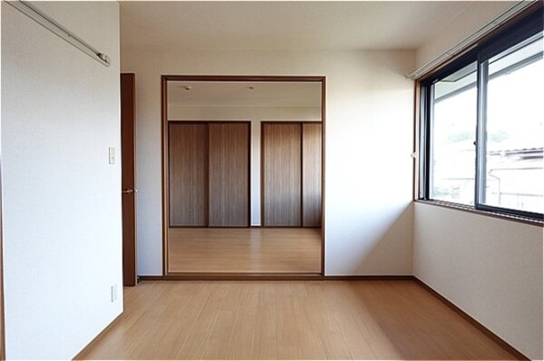 洋室(北洋室（間仕切りを開けています）)