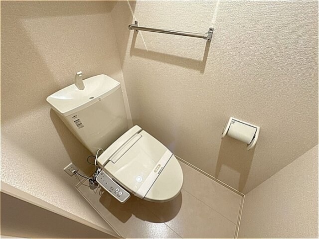 物件内観写真10　(温水洗浄暖房便座のトイレ)