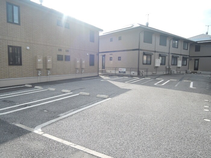物件外観写真2　(駐車場)