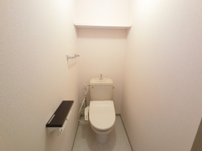 物件内観写真13　(温水洗浄暖房便座のトイレ)