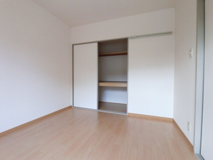 物件内観写真14　(南洋室・収納)