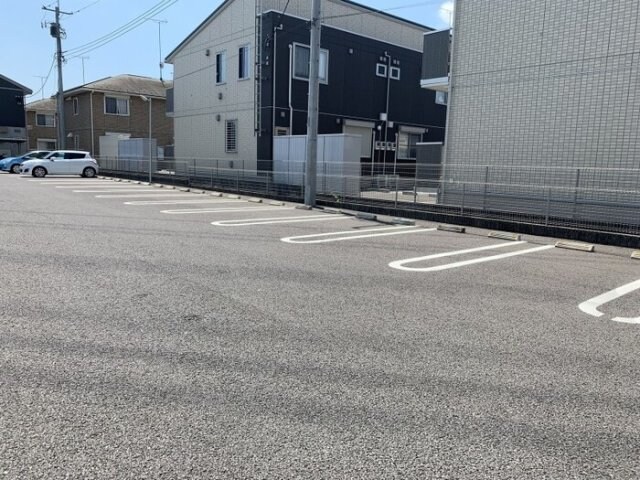物件外観写真2　(駐車場)