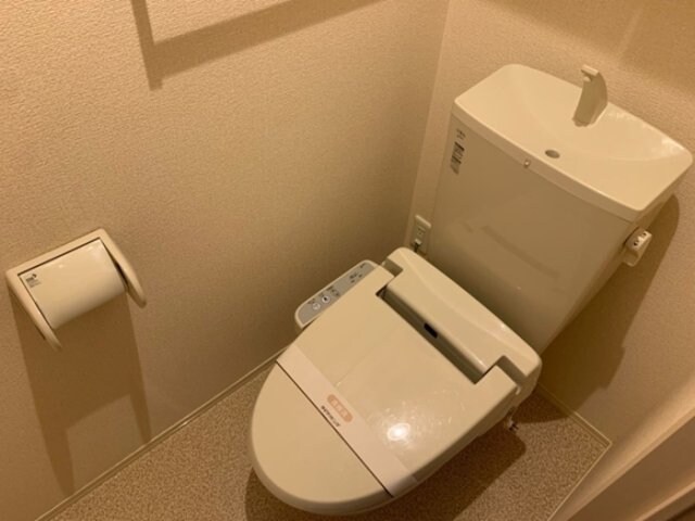 物件内観写真12　(温水洗浄暖房便座のトイレ)