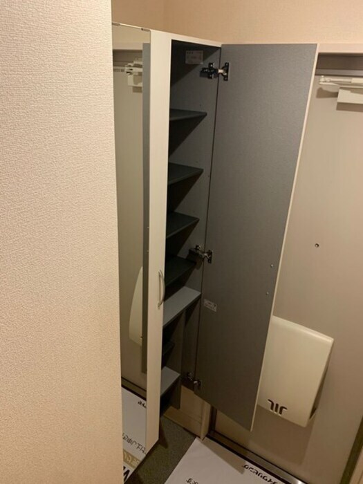 物件内観写真15　(鏡付きシューズボックス)