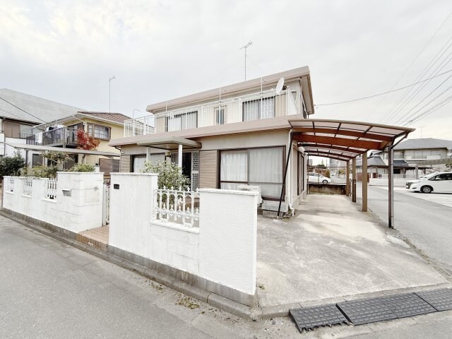 物件外観写真1　(外水道シンクは横にずらして利用)