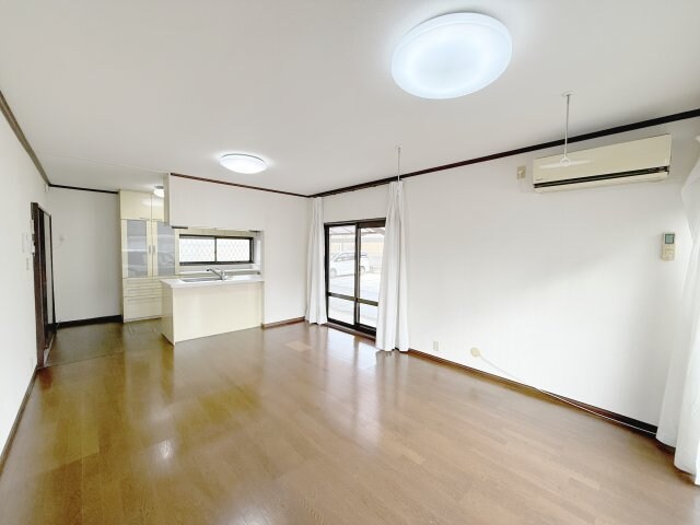 物件内観写真6　(１６帖の広々リビング！)