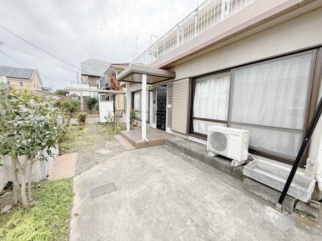 物件外観写真4　(駐車場、入り口前に１台)