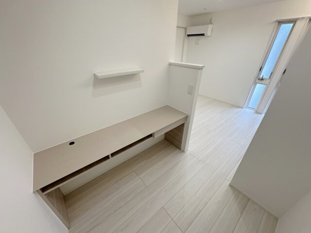 物件内観写真11　(8.3帖の洋室にあるワークスペースです。)