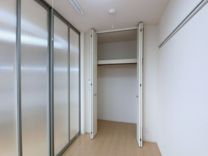 物件内観写真15　(洋室・収納)