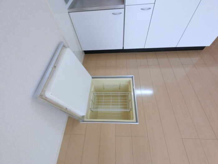 物件内観写真21　(床下収納)