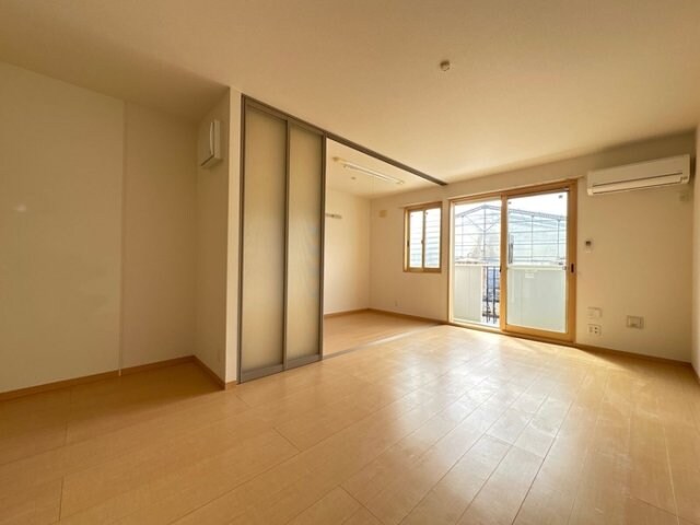 物件内観写真6　(LDK（別角度）)