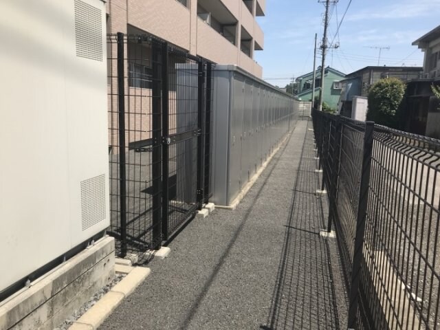 物件内観写真20　(建物南側に外部物置)