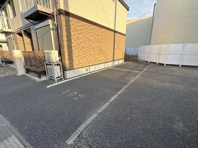 物件外観写真2　(駐車場)