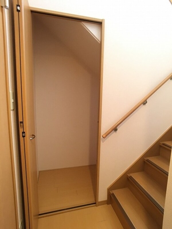 収納(階段下・収納)