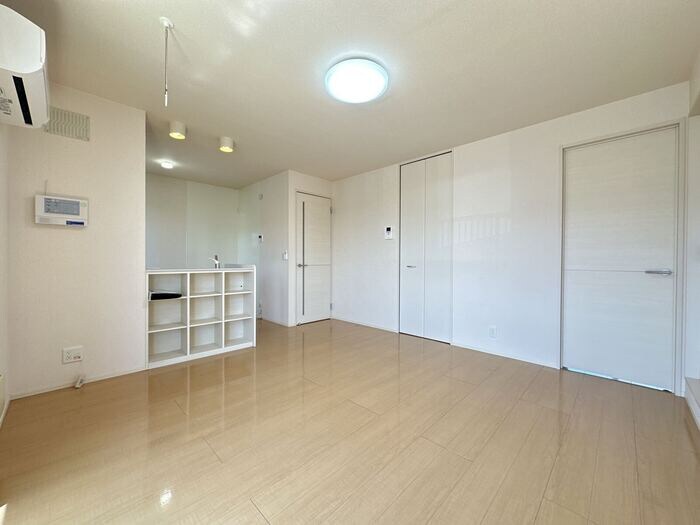 物件内観写真5　(LDK（別角度）)