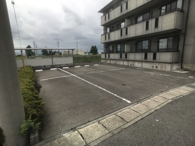 物件外観写真2　(駐車場)