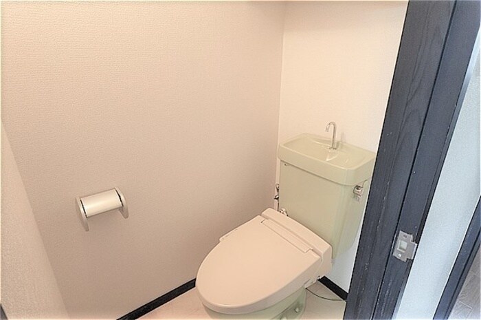 物件内観写真11　(温水洗浄暖房便座のトイレ)