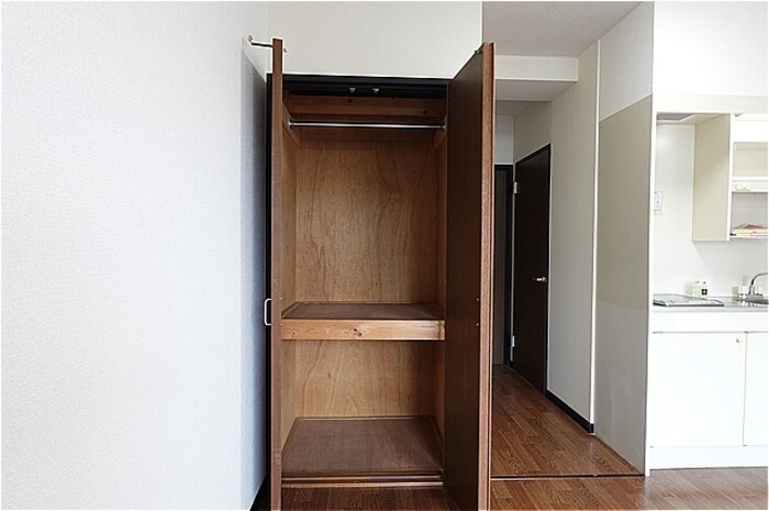 物件内観写真12　(洋室・収納)