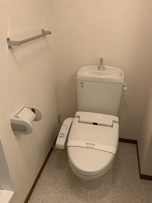 物件内観写真15　(温水洗浄暖房便座のトイレ)