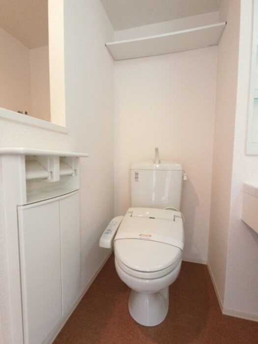 物件内観写真13　(温水洗浄暖房便座のトイレ)