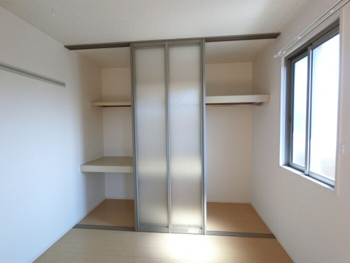 物件内観写真14　(洋室・収納)