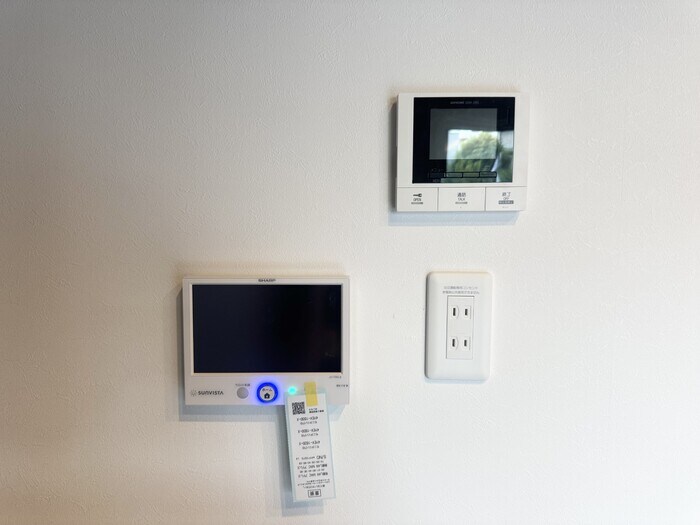 物件内観写真13　(発電モニター、モニター付きインターホン)