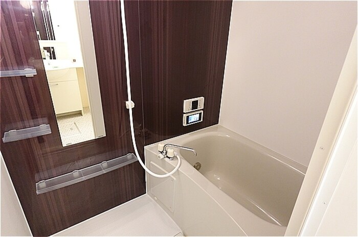 物件内観写真6　(ＴＶ・換気暖房乾燥機付き浴室)